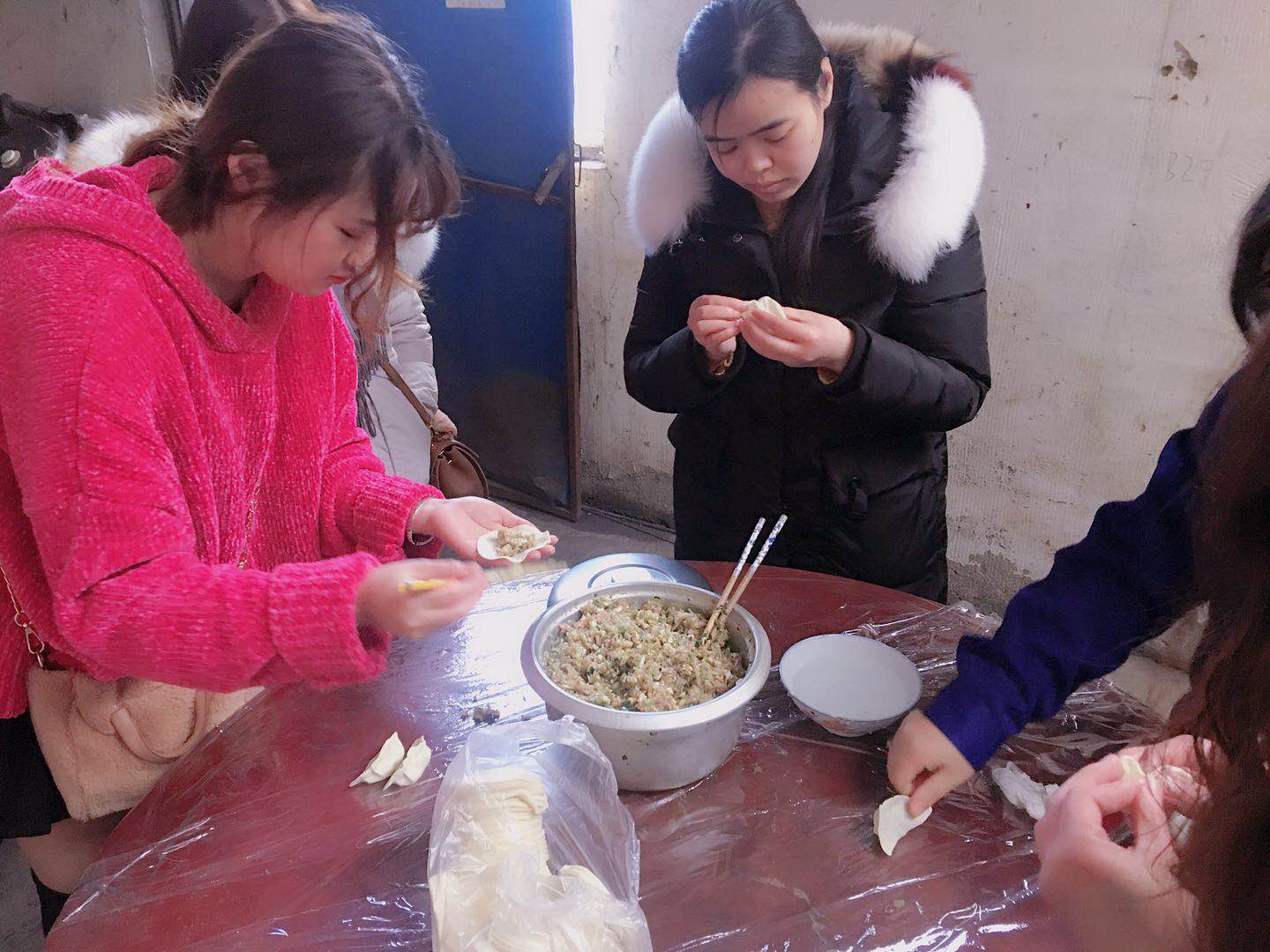 賽維亞倉儲貨架員工