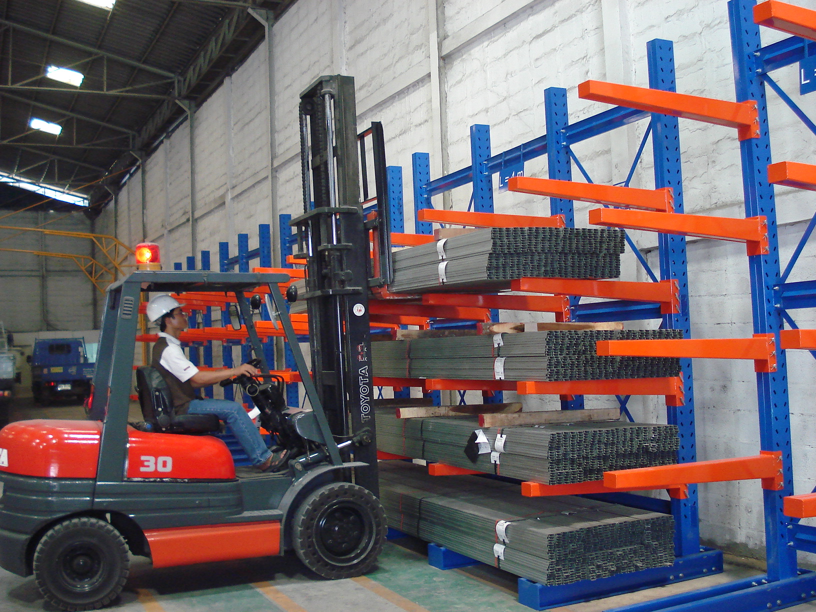 無錫重型單面懸臂貨架，無錫單面重型懸臂貨架，賽維亞貨架廠家